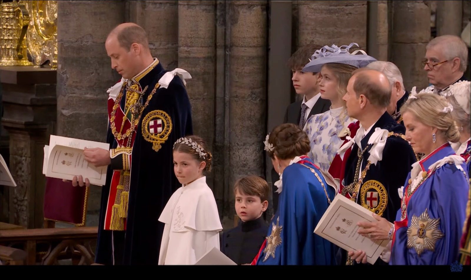 El pequeño Louis se ausentó unos minutos durante la ceremonia. 