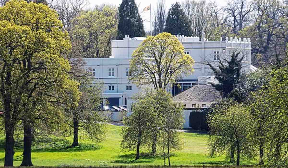 El príncipe Andrés se niega a abandonar Royal Lodge, la casa donde vive con su ex, Sarah Ferguson.