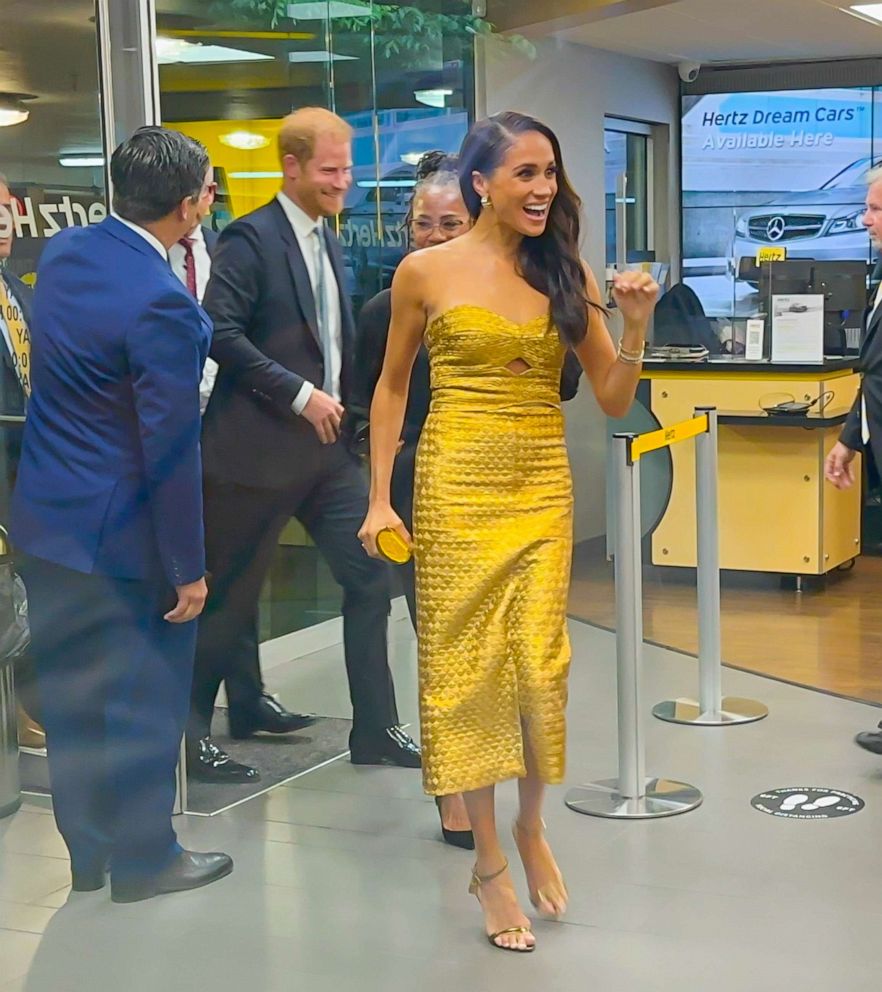 El príncipe Harry fue el 'acompañante sorpresa' de Meghan Markle en Nueva York. Aquí antes de salir y sufrir una 'casi catastrófica' persecución.