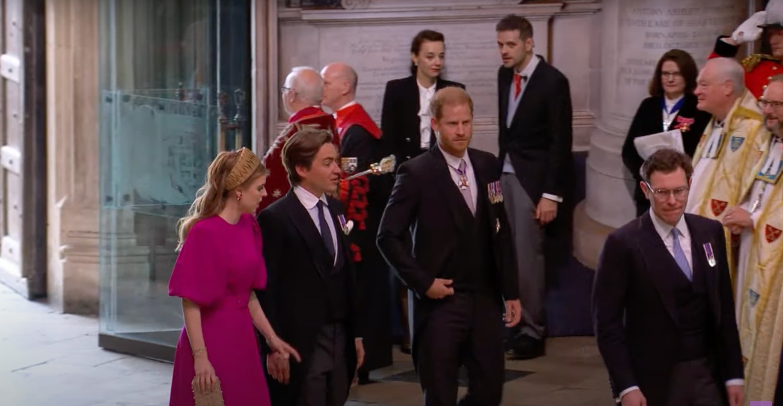 Harry ocupó un lugar en la tercera fila junto a sus primas, la princesa Eugenia y Beatriz y sus esposos.