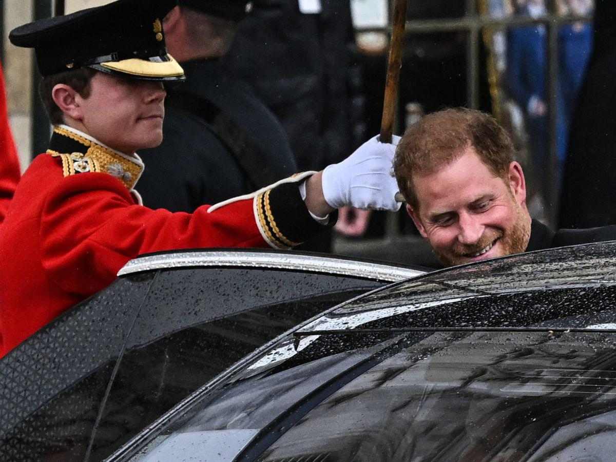 Al término de la ceremonia de coronación, el príncipe Harry se dirigió al aeropuerto para regresar a Los Ángeles. 