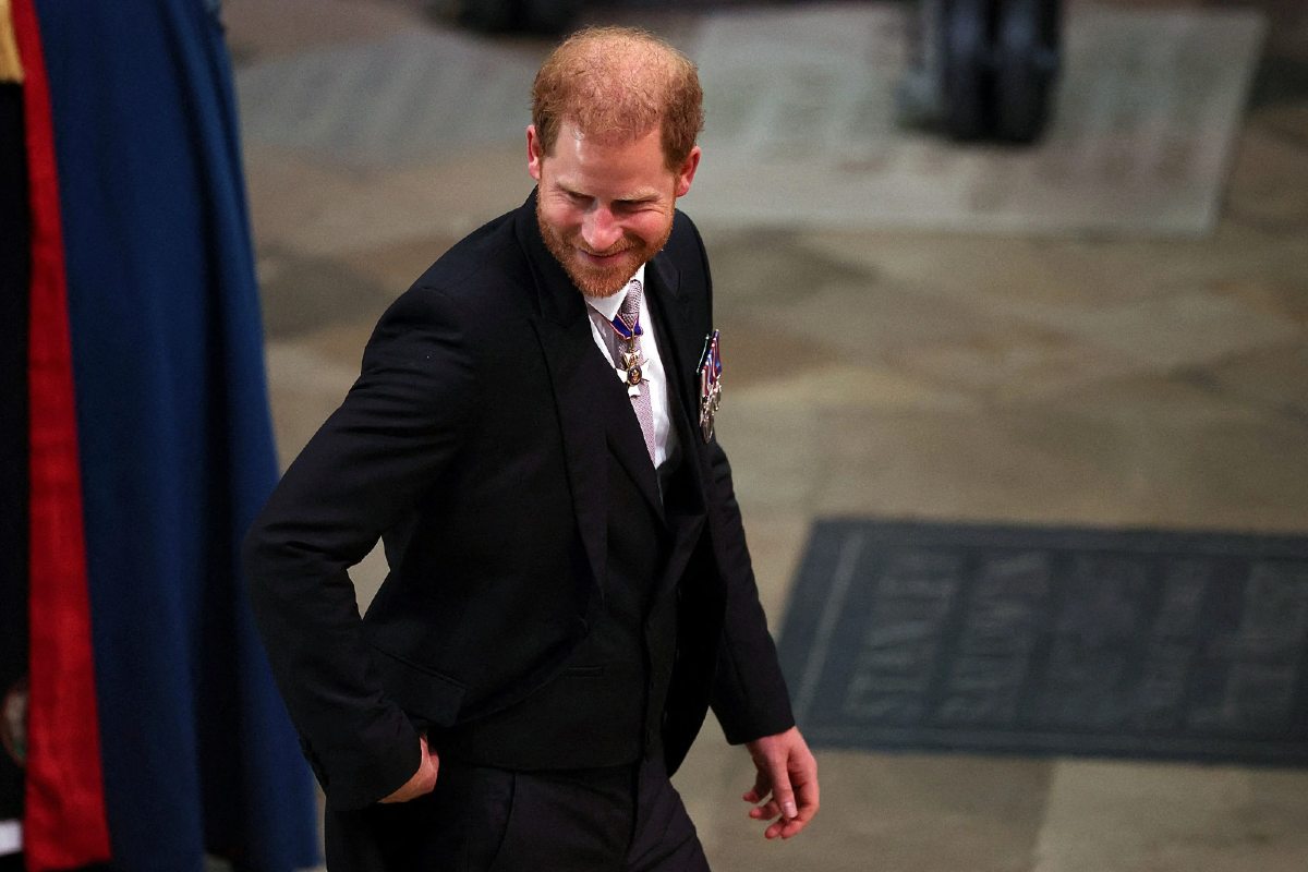 El príncipe Harry hizo 'alarde' de su llegada en solitario a la ceremonia de coronación. 