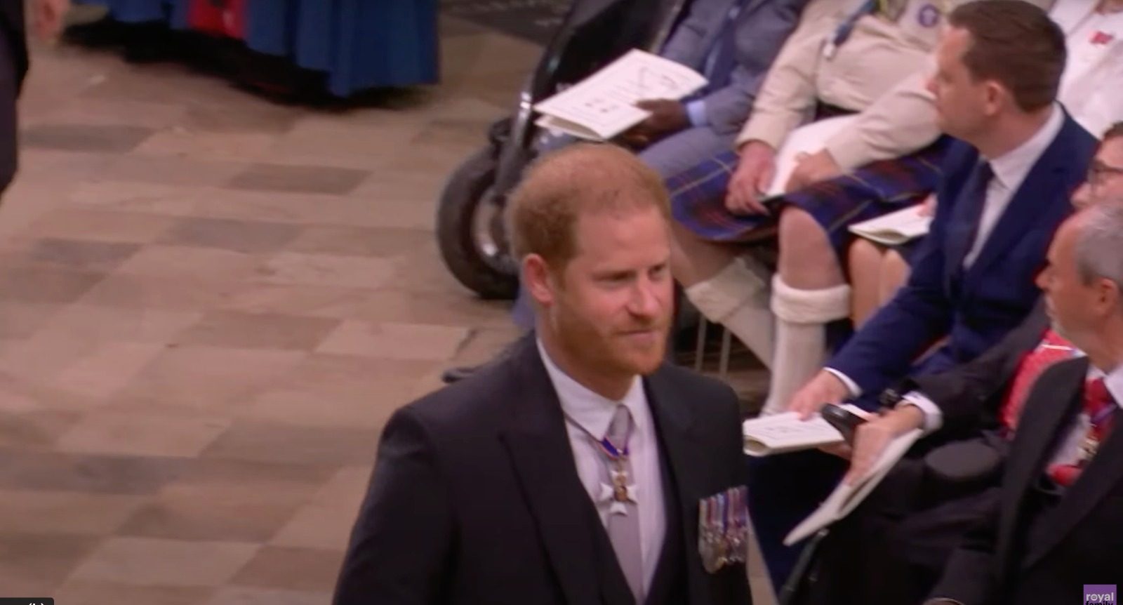 El príncipe Harry llegó solo, como ya se sabía, a la coronación de su padre. Su presencia no causó mayor revuelo. 