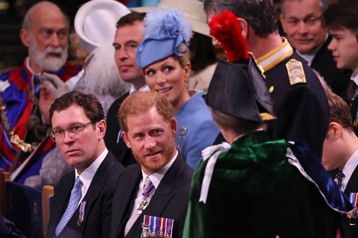 La princesa Ana fue la única que se detuvo a charlar con su sobrino, el príncipe Harry, al entrar a la Abadía de Westminster durante la coronación del rey Carlos III.