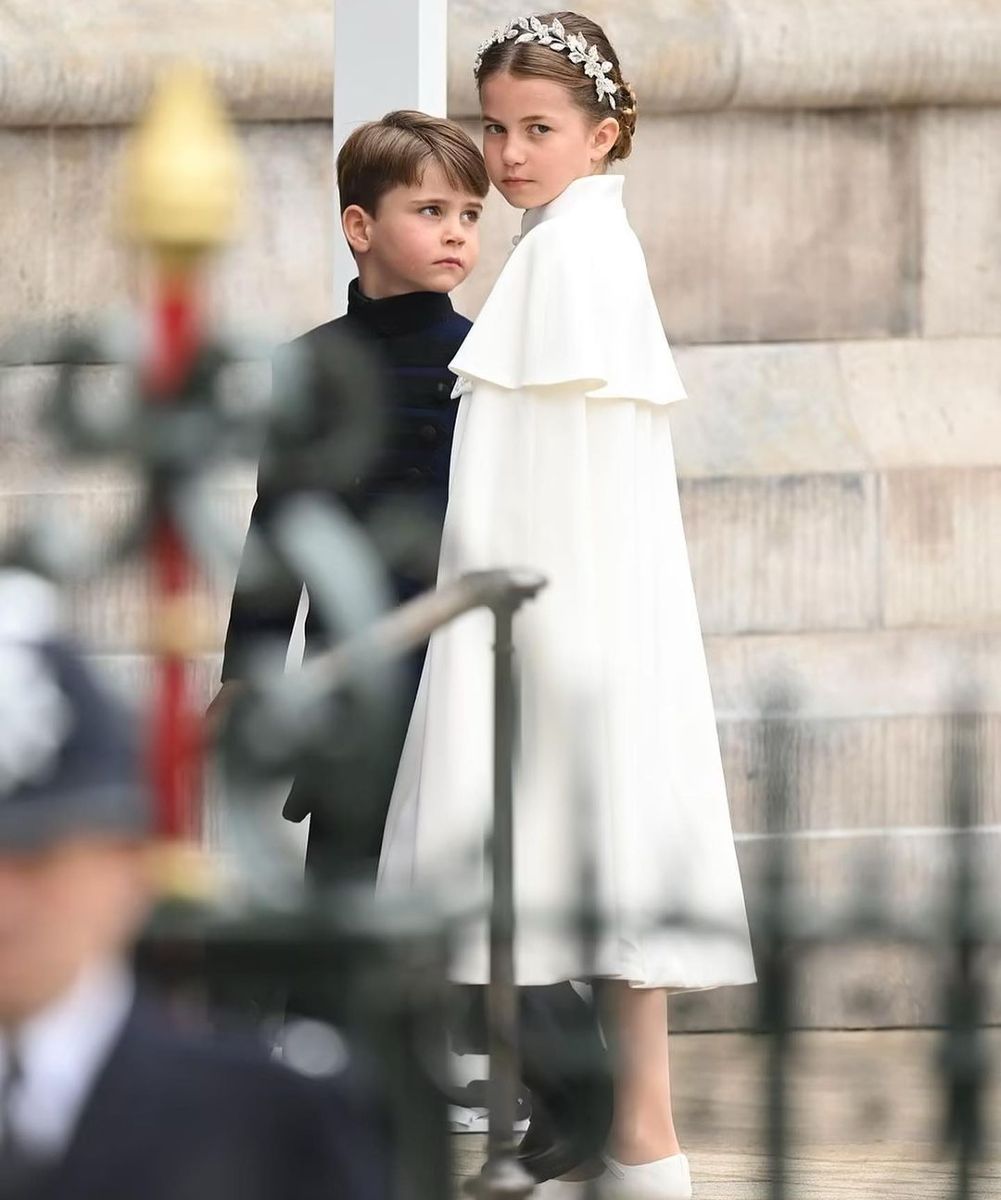 La pequeña Charlotte estuvo muy al pendiente de su hermano Louis durante la coronación del rey Carlos III.