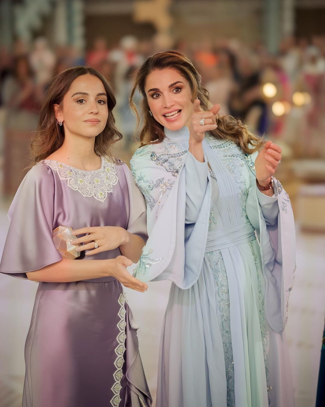 Rania de Jordania estuvo acompañada de su hija, la princesa Iman, quien hace poco contrajo matrimonio. 