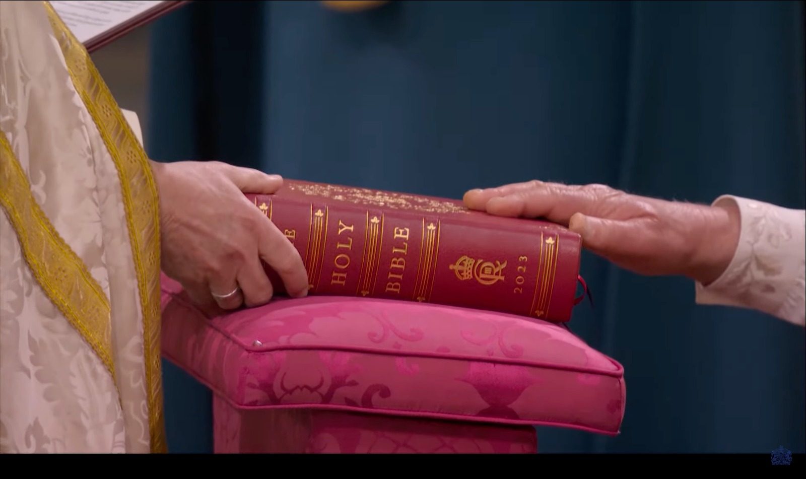 Como parte de la tradición, el rey Carlos III rindió juramento sobre la biblia. 