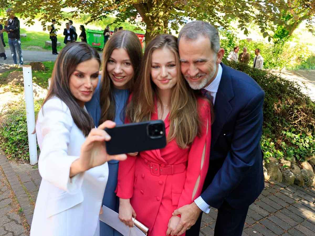 La selfie de los reyes de España en la graduación de su hija Leonor dio la vuelta al mundo.