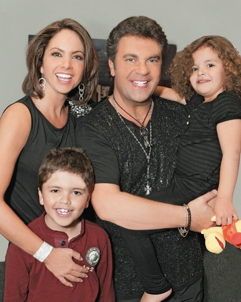 Lucero y Manuel Mijares con sus hijos José Manuel y Lucerito.