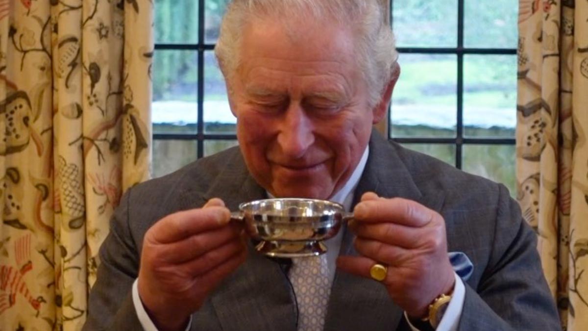 Comenzar la mañana poniéndose de cabeza semidesnudo y otros 15 hábitos del rey Carlos III que no conocías