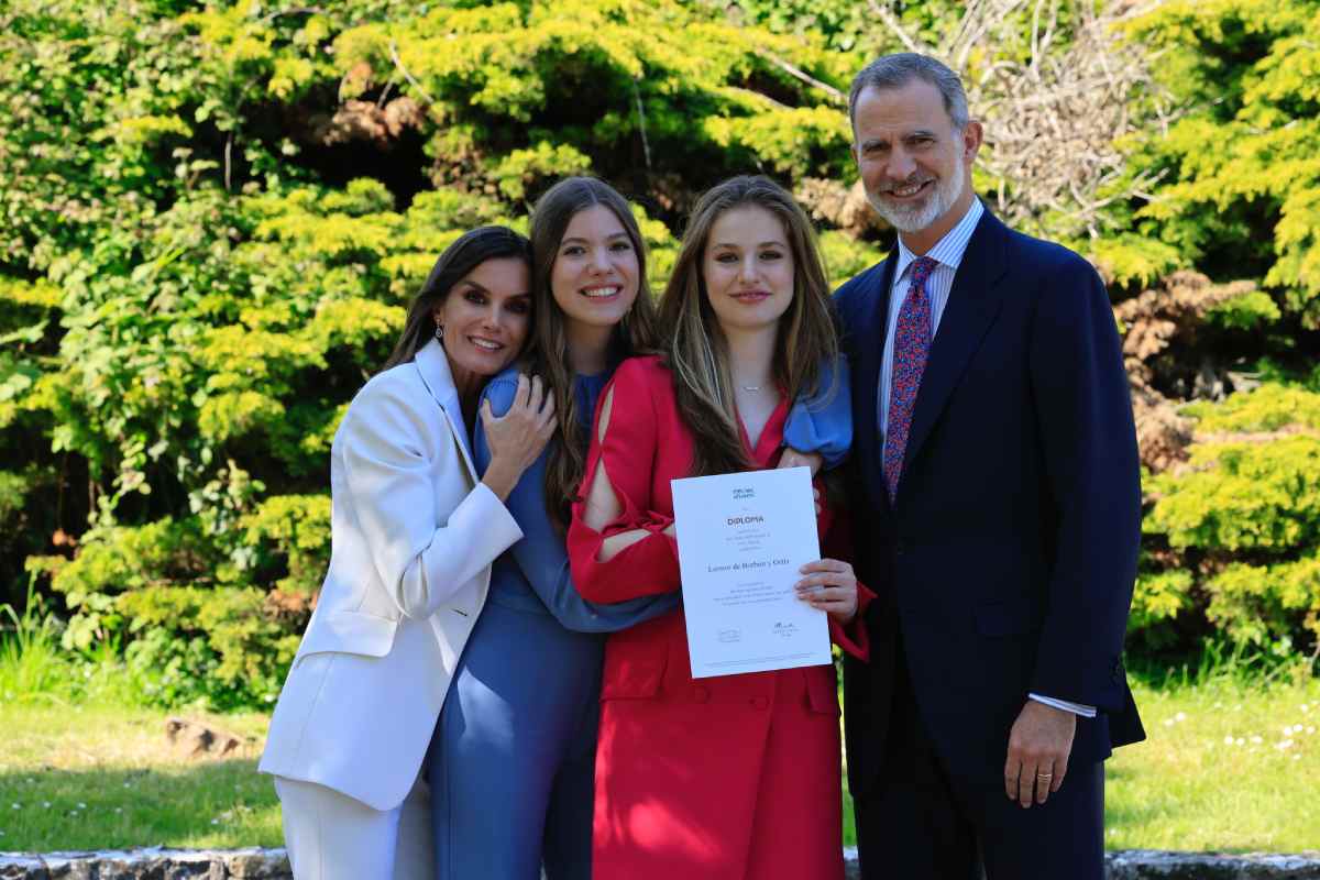 La reina Letizia, la infanta Sofía, la princesa Leonor y el rey Felipe de España durante la graduación de la heredera al trono.