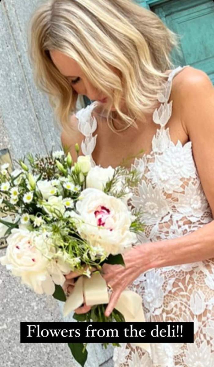 Naomi Watts lució un diseño muy romántico de Oscar de la Renta para su boda con Billy Crudup.