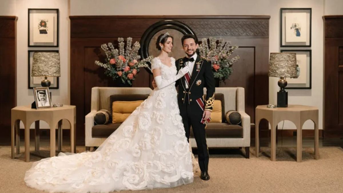 Los ‘gestos ocultos’ en la foto oficial de la boda de Hussein de Jordania y Rajwa Al-Saif