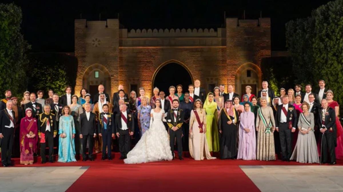La foto oficial de la boda real del príncipe Hussein de Jordania y Rajwa Al-Saif reune a miembros de la realeza de Europa y Jefes de Estado. 