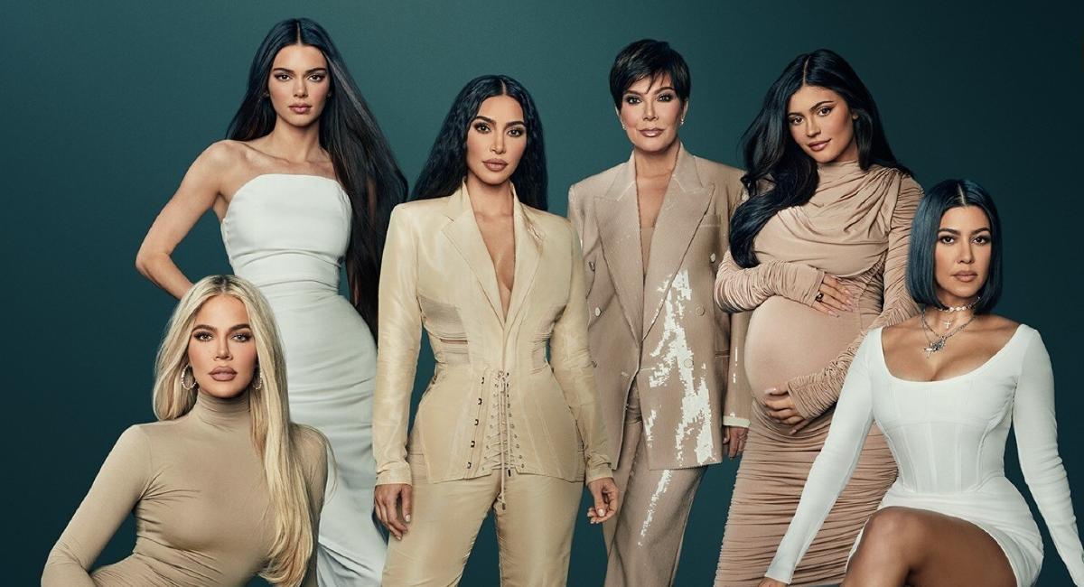 Kendall, Kris y Kylie Jenner con Khloé, Kim y Kourtney Kardashian.