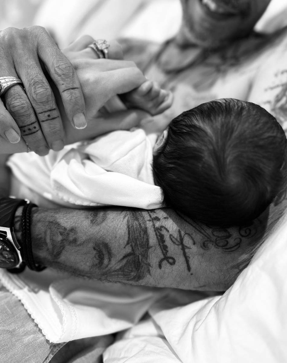 Marc Anthony y Nadia Ferreira anunciaron la llegada de su primer hijo en redes sociales con esta imagen. 