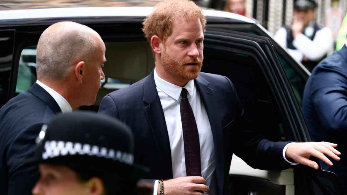 El príncipe Harry se presentó hoy en el Tribunal de Londres, aunque debió hacerlo desde ayer. 