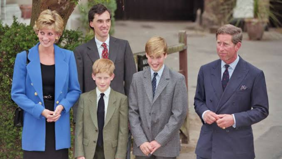 El Príncipe William acompañado del Príncipe Harry, el Rey Carlos III y Diana de Gales en el Eton College.