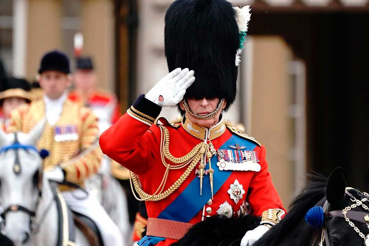Rey Carlos III desfiló a caballo en Trooping the Colour. 
