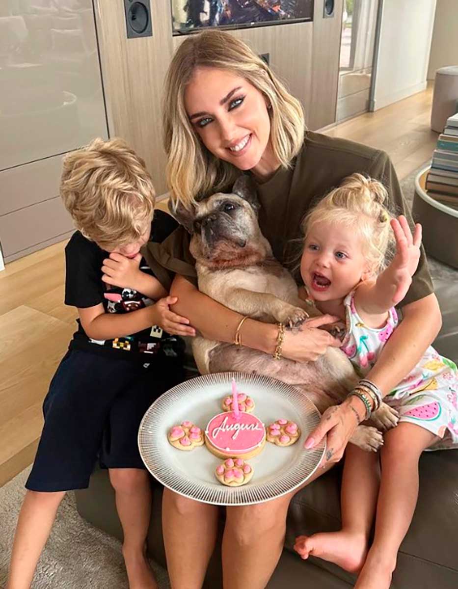 Chiara Ferragni, sus hijos Leone y Vittoria con su perrita Matilda