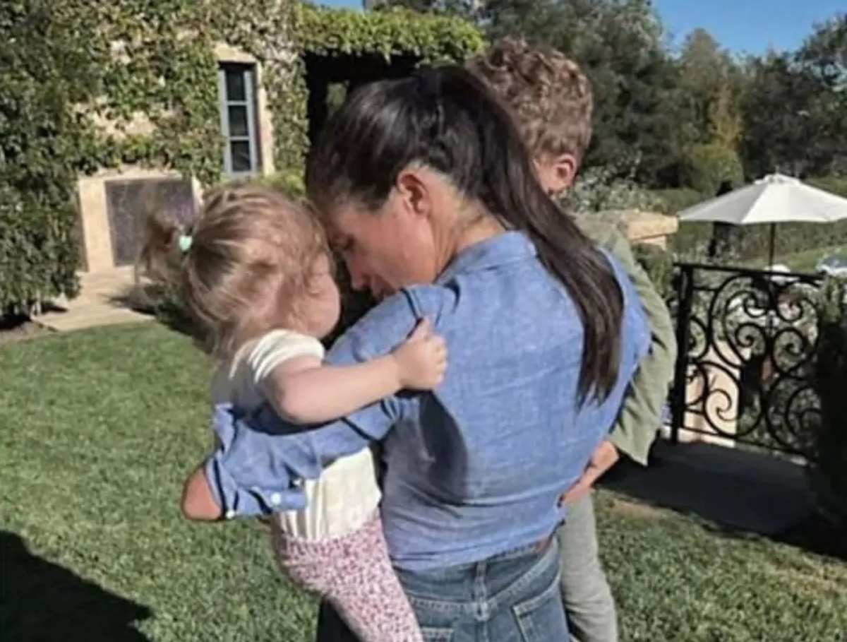 Meghan con sus hijos