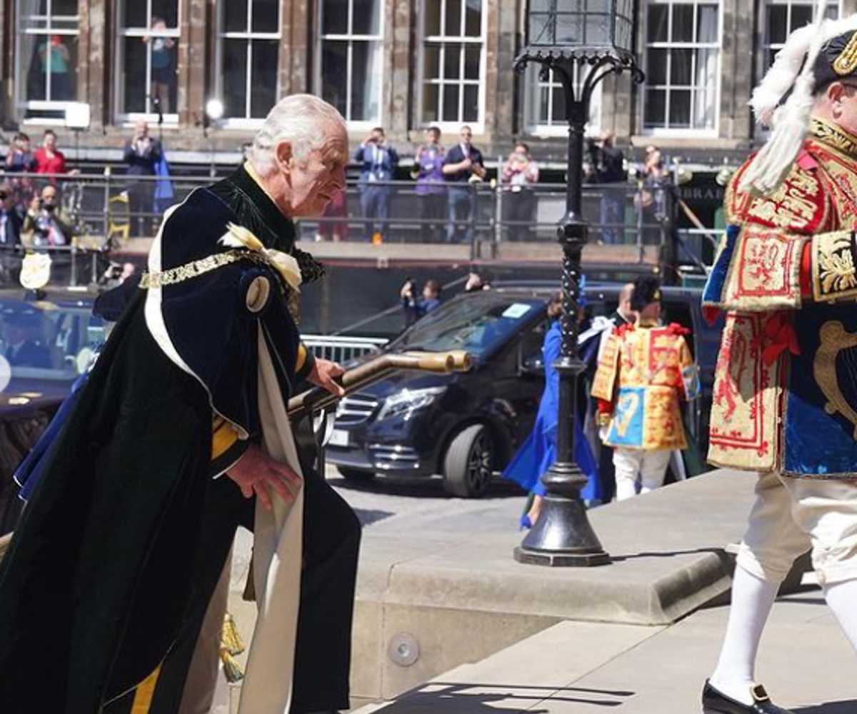 la segunda coronacion del rey carlos se llevó a cabo en escocia