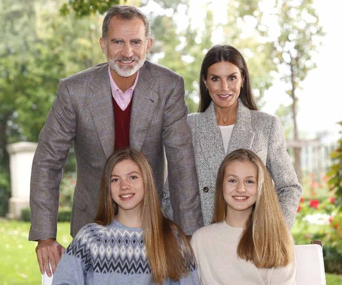 la princesa leonor acompañada de su hermana, la infanta sofia, su madre, la reina letizia y su padre, el rey felipe VI