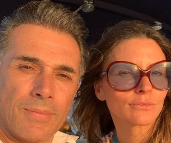 issabela camil al lado de su esposo, sergio mayer