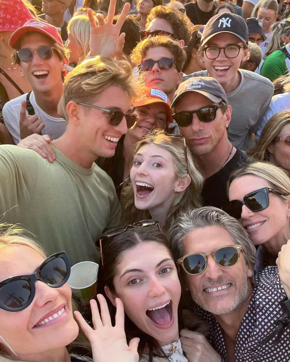 Poppy Delevigne, Alexios de Grecia, su hermano Odysseus de Grecia, Achileas de Grecia , Natalie Massenet, Ava Massenet, Caroline Massenet, Erik Tortensson.