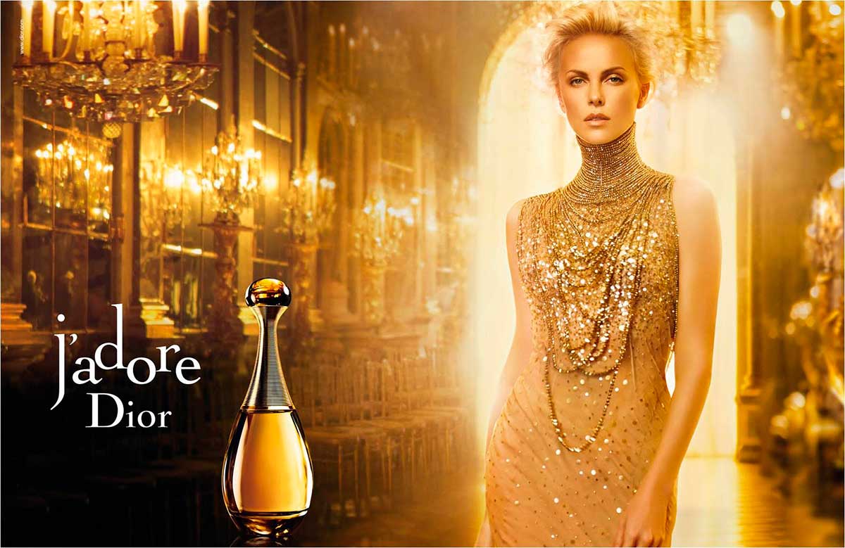 Charlize Theron lleva 20 años como imagen del perfume J'Adore de Dior. 