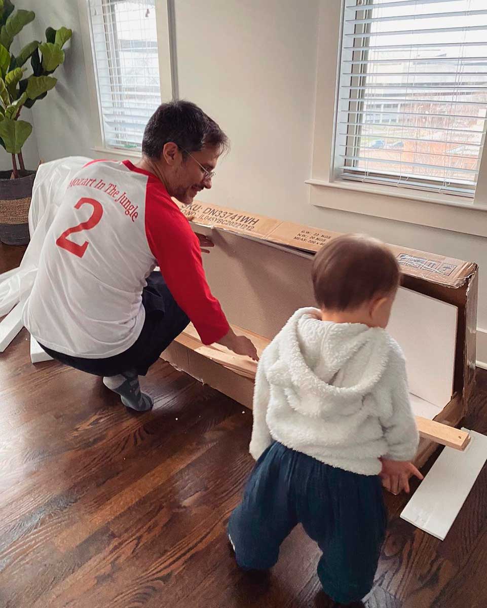 Gael García junto a su tercera hija.