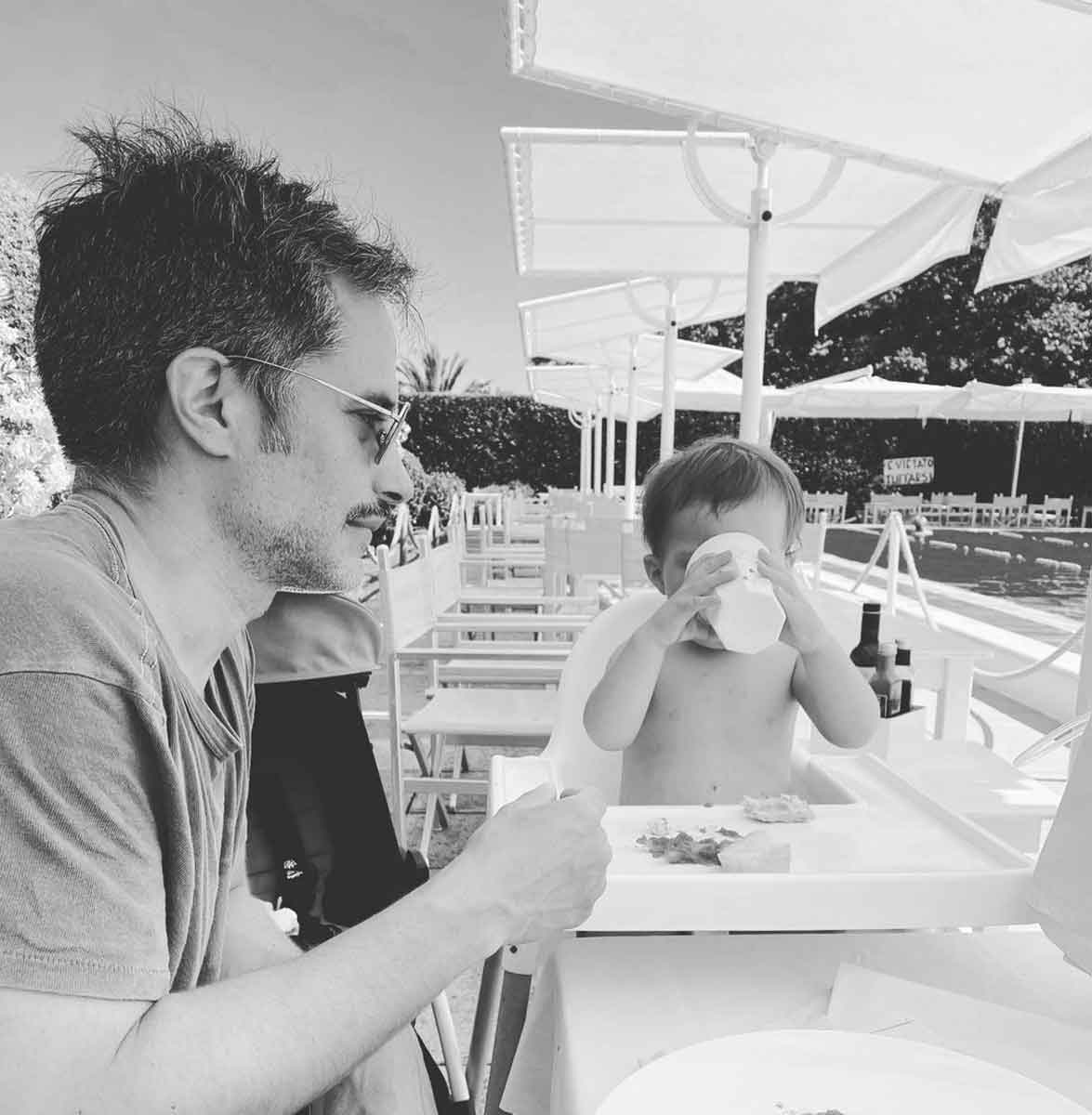 Gael García y su hija Cosmo en Italia.