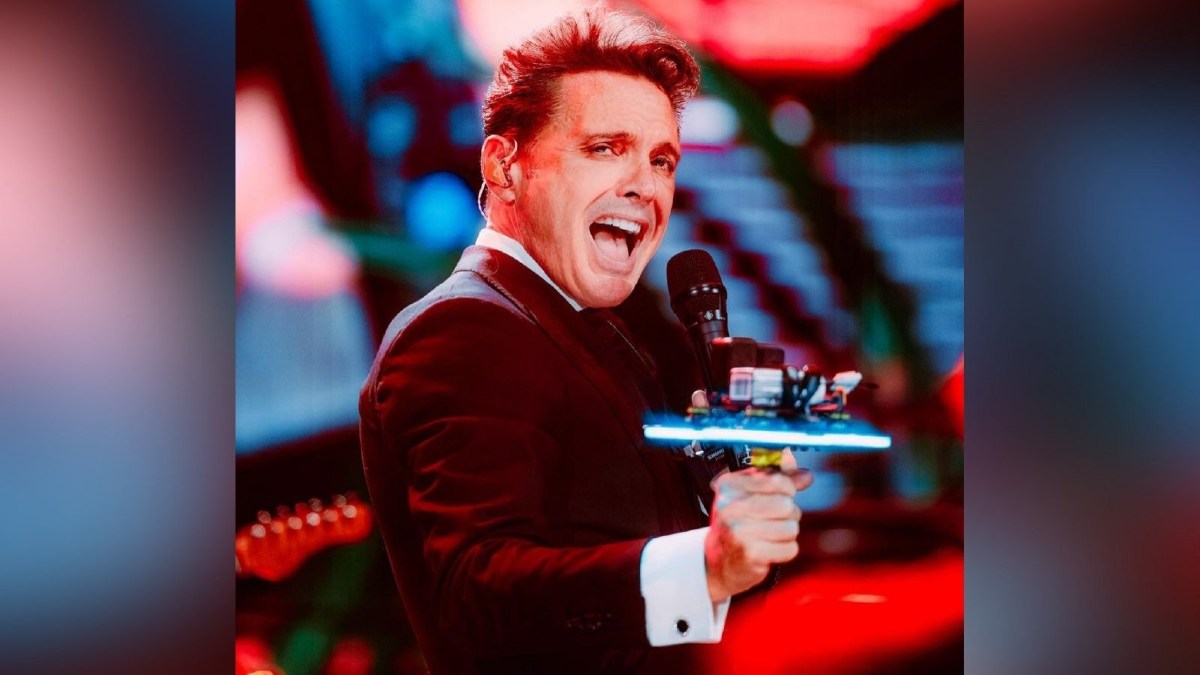 La historia del hábil piloto del dron con el que Luis Miguel interactuó en los conciertos de Argentina