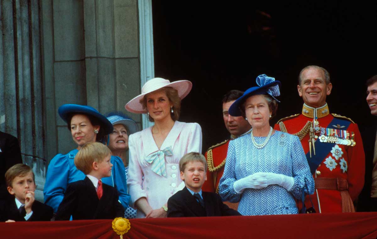 En su intento por proteger a sus nietos, William y Harry, la reina Isabel II fue criticada por su silencio ante la muerte de la princesa Diana. 
