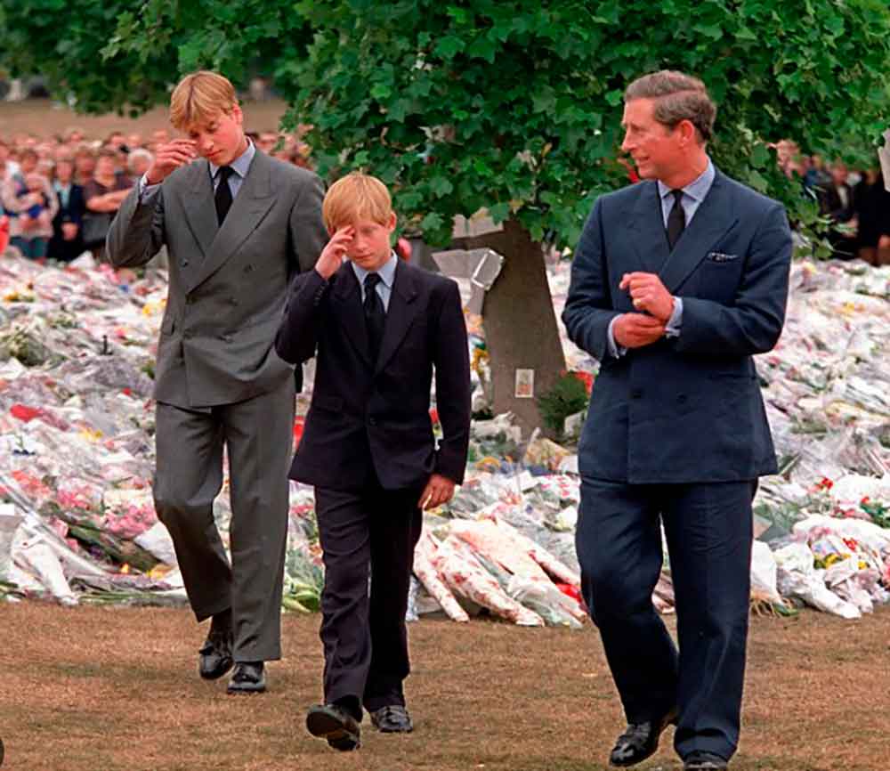 Los príncipes William y Harry fueron sumamente protegidos por su papá tras la muerte de la princesa Diana.
