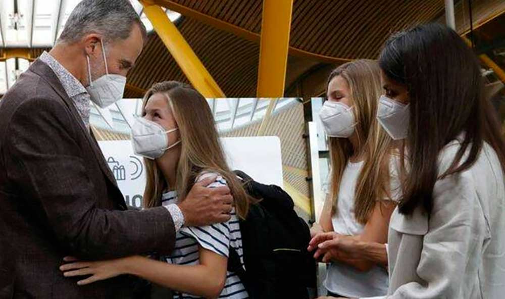 La despedida de la princesa Leonor antes de partir rumbo a Gales fue en el aeopuerto de Madrid. 