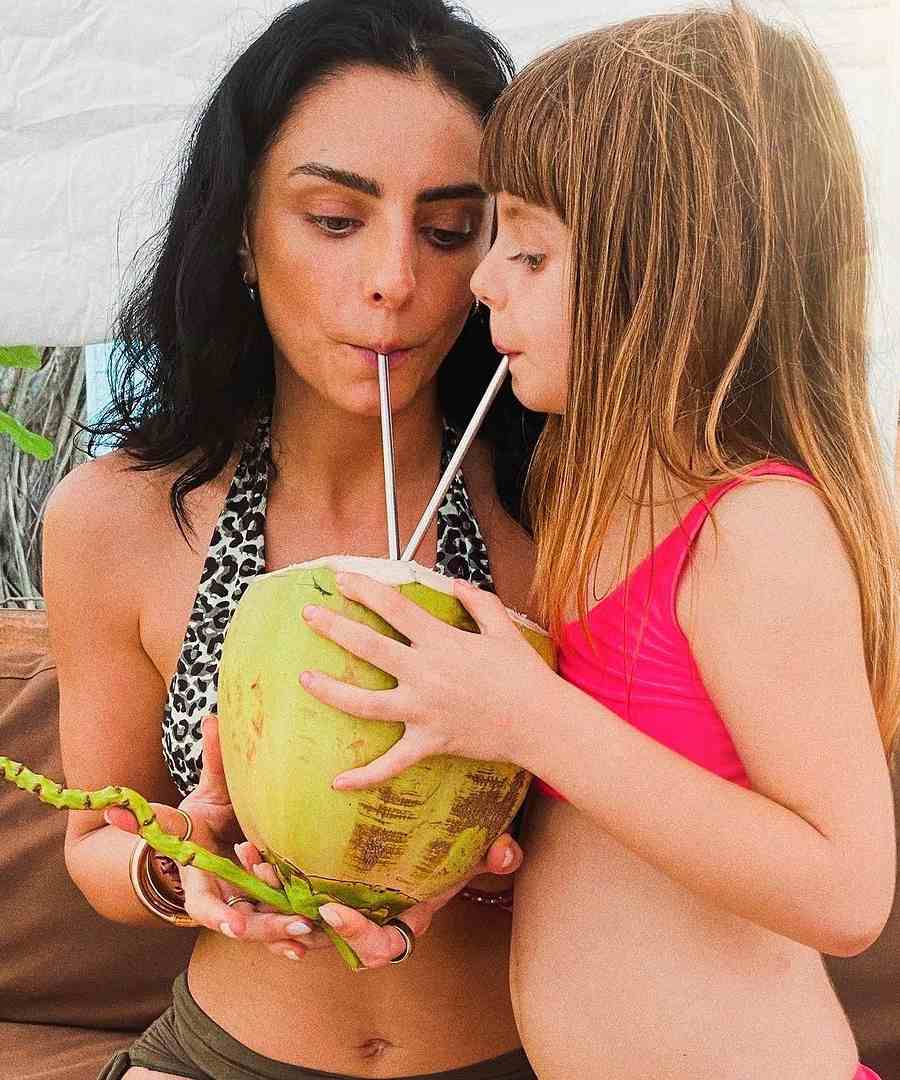aislinn derbez y mauricio ochmann acompañaron a su hija kailani a un campamento.