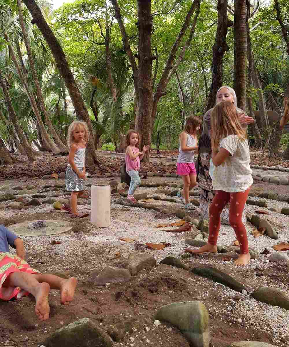 aislinn derbez acompañó a su hija leliani a un campamento. 