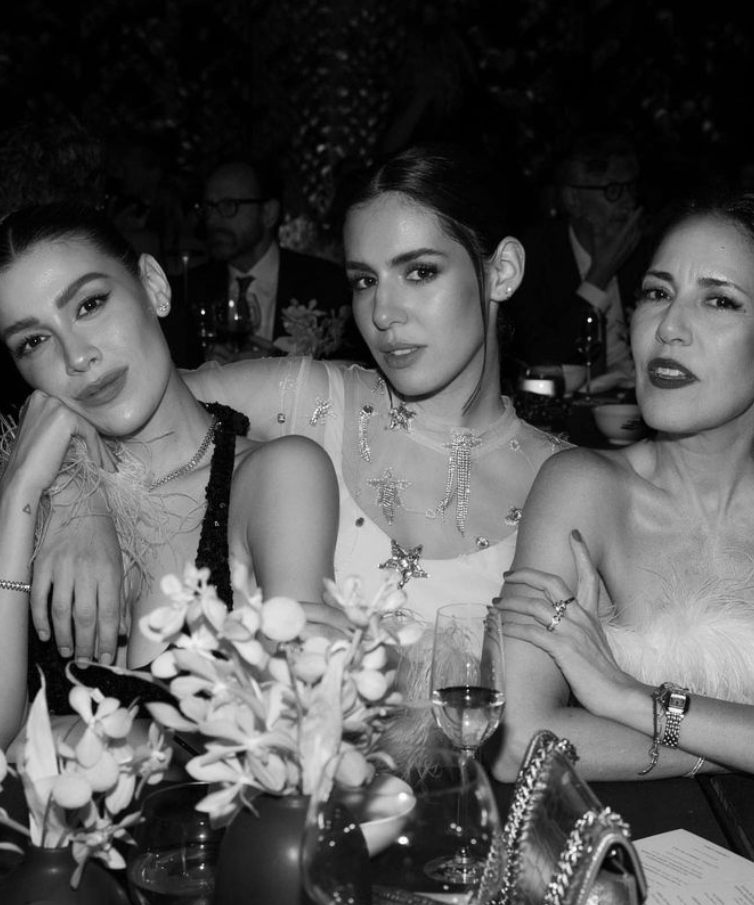 stephanie salas junto a sus hijas, camile y michelle
