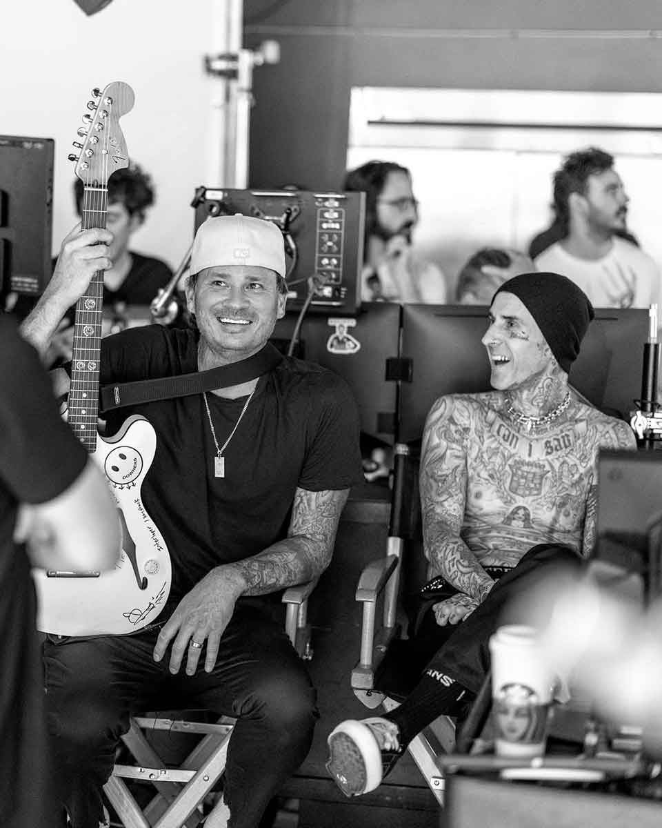 Blink-182 compartió en redes sociales que Travis Barker tenía un asunto familiar urgente y debían posponer la gira. 