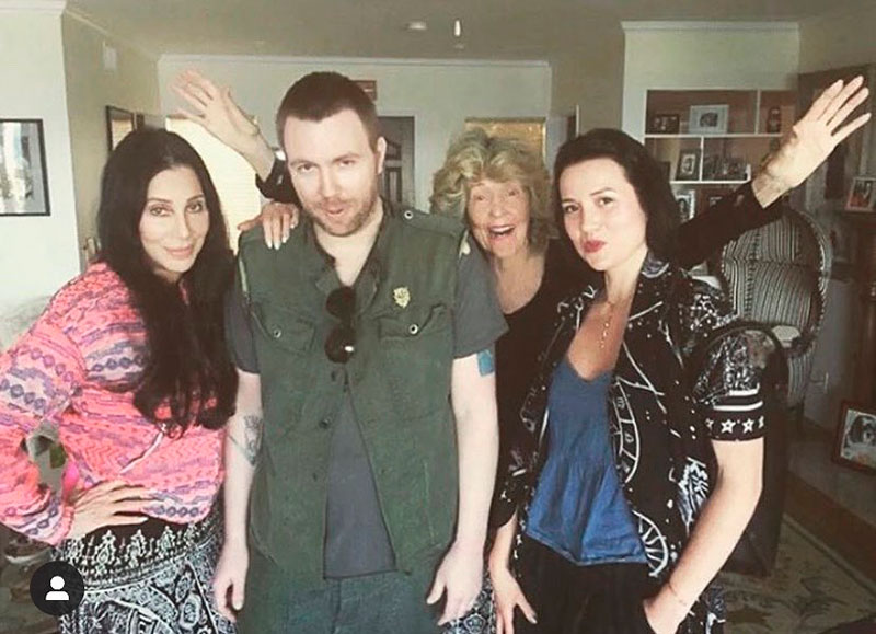 Cher, su hijo Elijah Blue Allman y Marieangela King.
