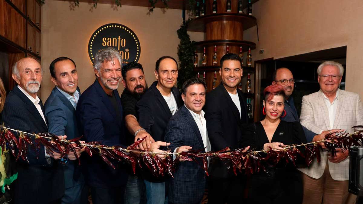 Carlos Rivera inaugura su restaurante Santo Gusano Mezcalería en CDMX