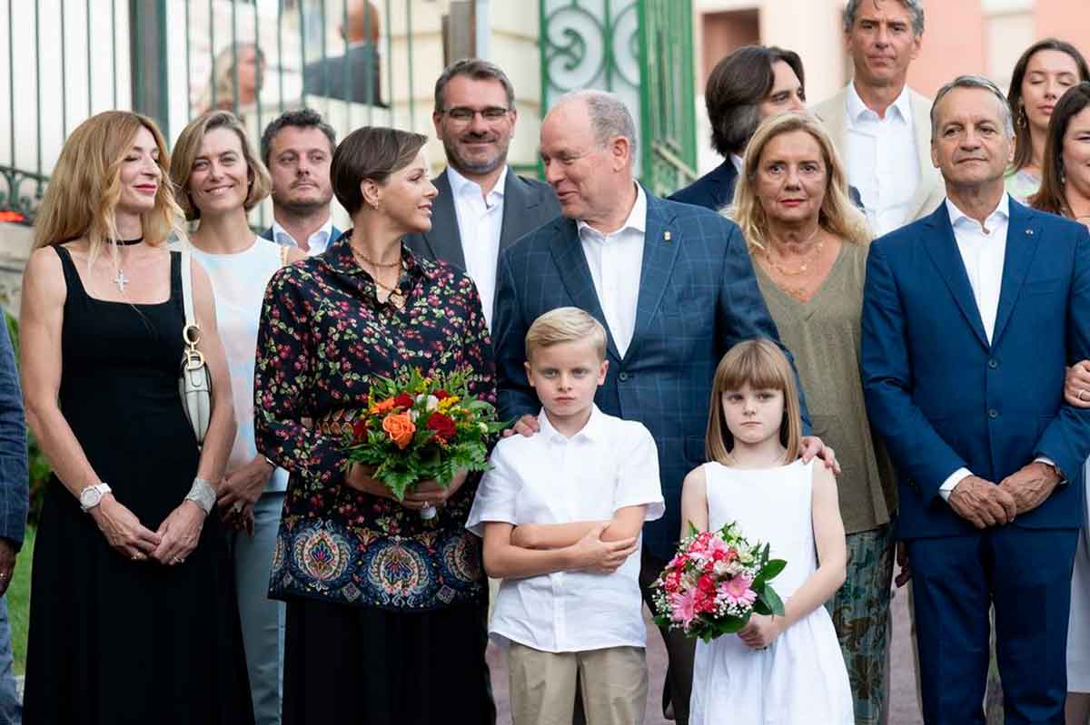 Se dice que la princesa Charlène tiene permitido ver más seguido a sus hijos. 