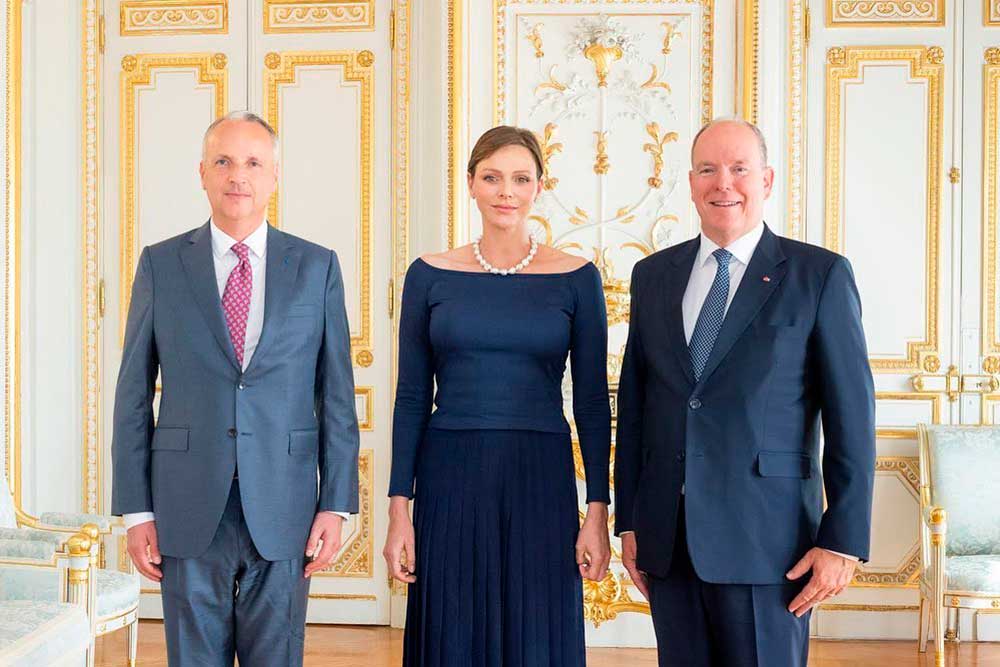 Esta semana, los príncipes Charlène y Alberto piensan acudir a seite eventos oficiales juntos. Aquí junto al nuevo embajador francés en Mónaco. 