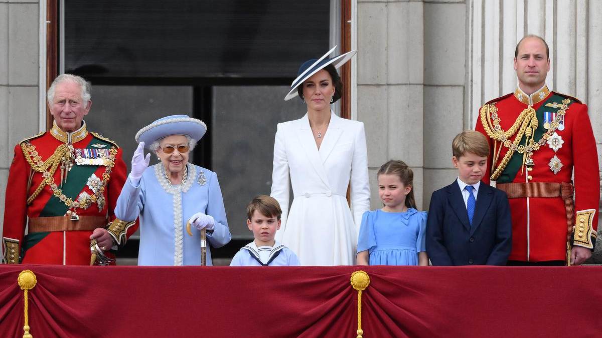 Recuento a 1 año de la muerte de Isabel II: La dudosa popularidad del rey Carlos, los sacrificios, polémicas y retos pendientes