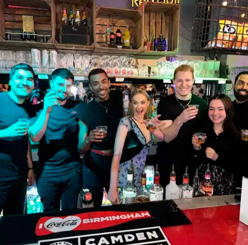 Esta imagen de Sophie Turner en un bar de Birmingham, Inglaterra se hizo viral en medio de su divorcio.