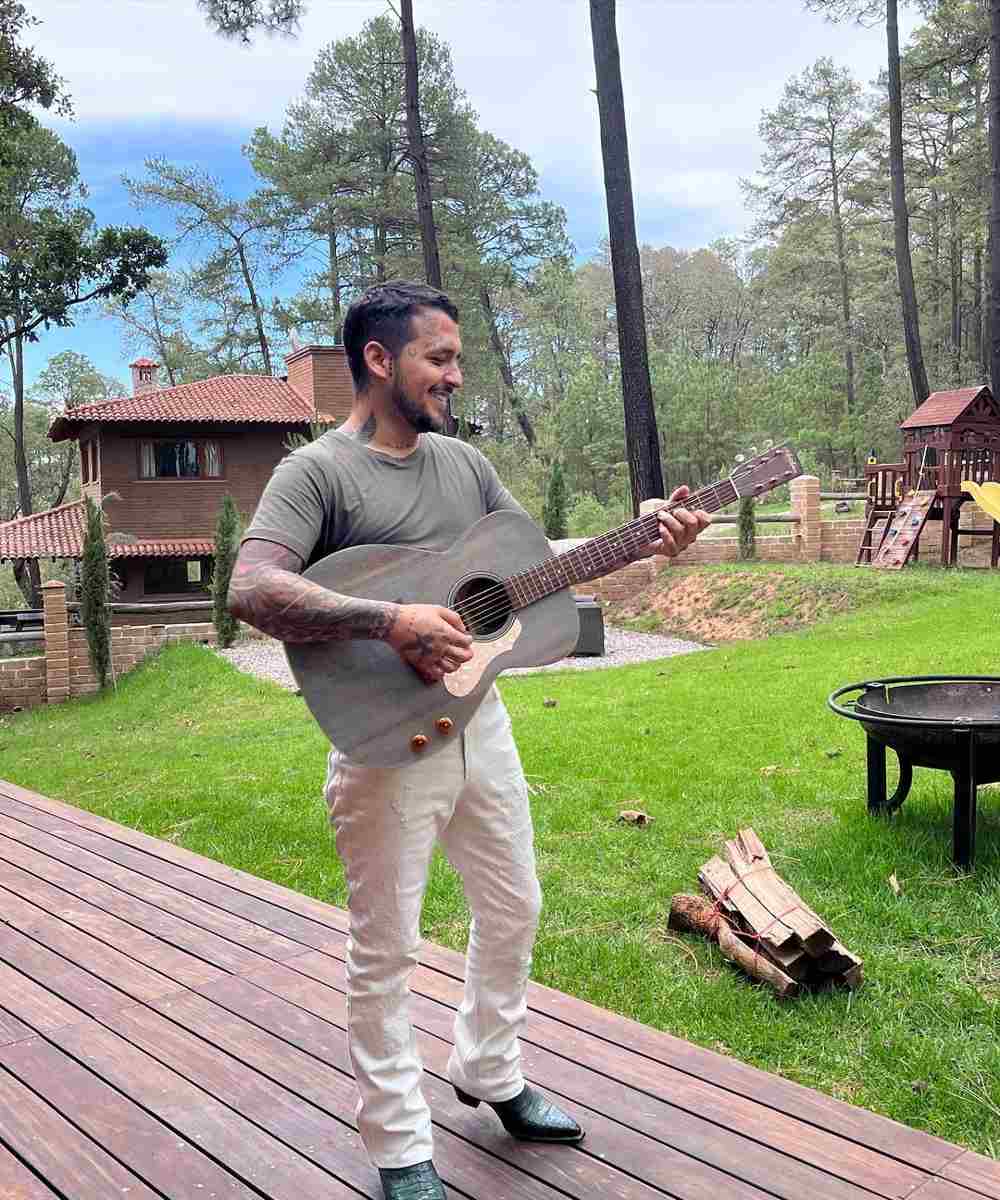Christian Nodal se convirtió en papá junto con su pareja, Cazzu.