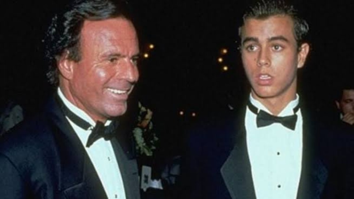 Los misterios de la rivalidad entre Julio Iglesias y su hijo Enrique salen a la luz gracias a sus hermanos