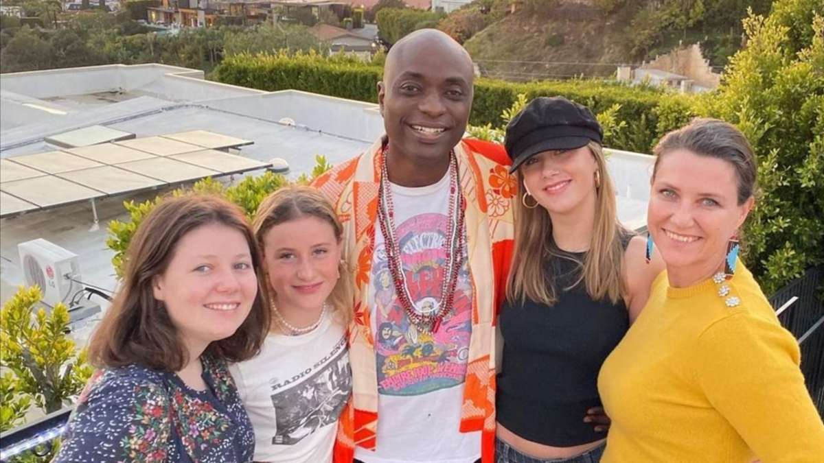 Martha Luisa de Noruega con sus 3 hijas y el chamán Durek. (Instagram)