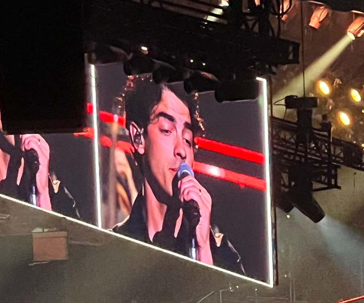Joe Jonas apareció en un concierto en Austin con su anillo de matrimonio.